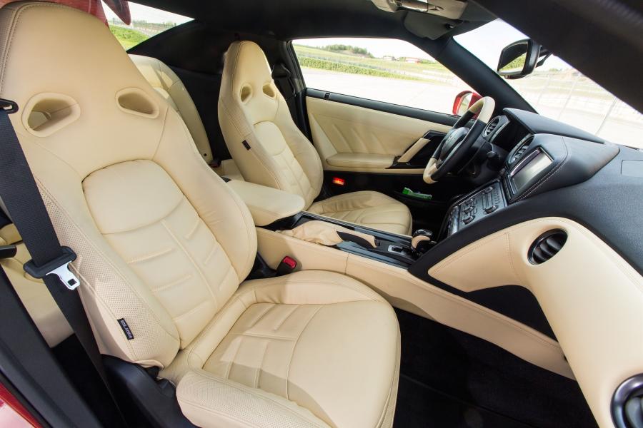  Nissan GT-R 2014 года  (фото 31 из 80)
